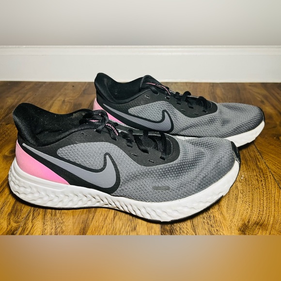 Womens Nike REVOLUTION Grey Psychic Pink Running Sneaker - Picture 2 of 5